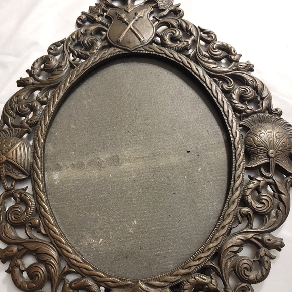 VINTAGE MEDIEVAL THEME BRASS MIRROR SWORDS AND SHIELDS DESIGN - Picture 4 of 16